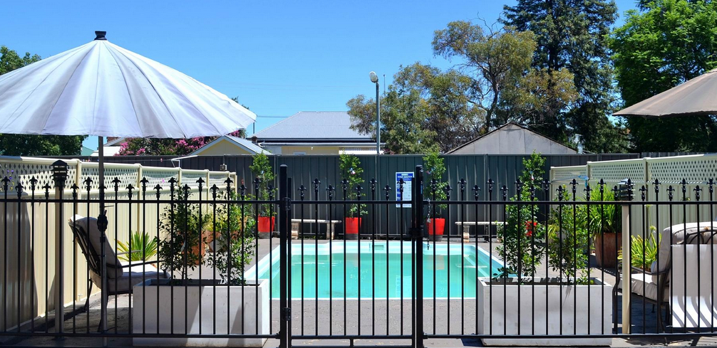 Pool at All Settlers Motor Inn Parkes NSW